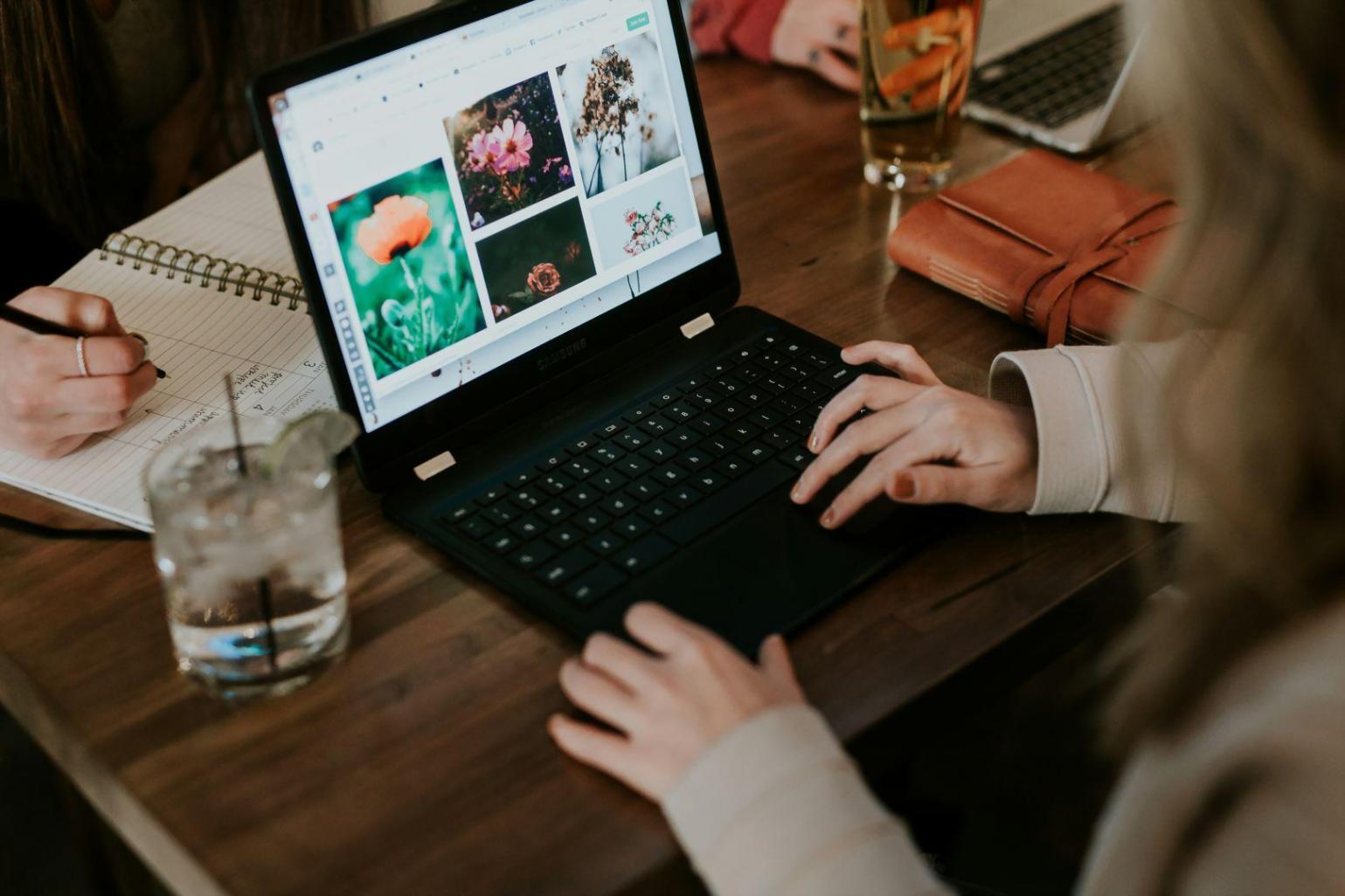 Pianificazione strategica pensionistica con documenti e calcoli previdenziali professionali